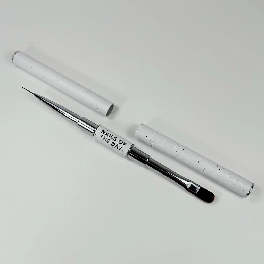 NAILSOFTHEDAY Professional Brush 2-in-1: Liner + Oval — pincel profesional metálico de doble cara con tapas, diseñado para trazos finos y para la aplicación de gel. Liner de 11 mm + óvalo plano de 11 mm.