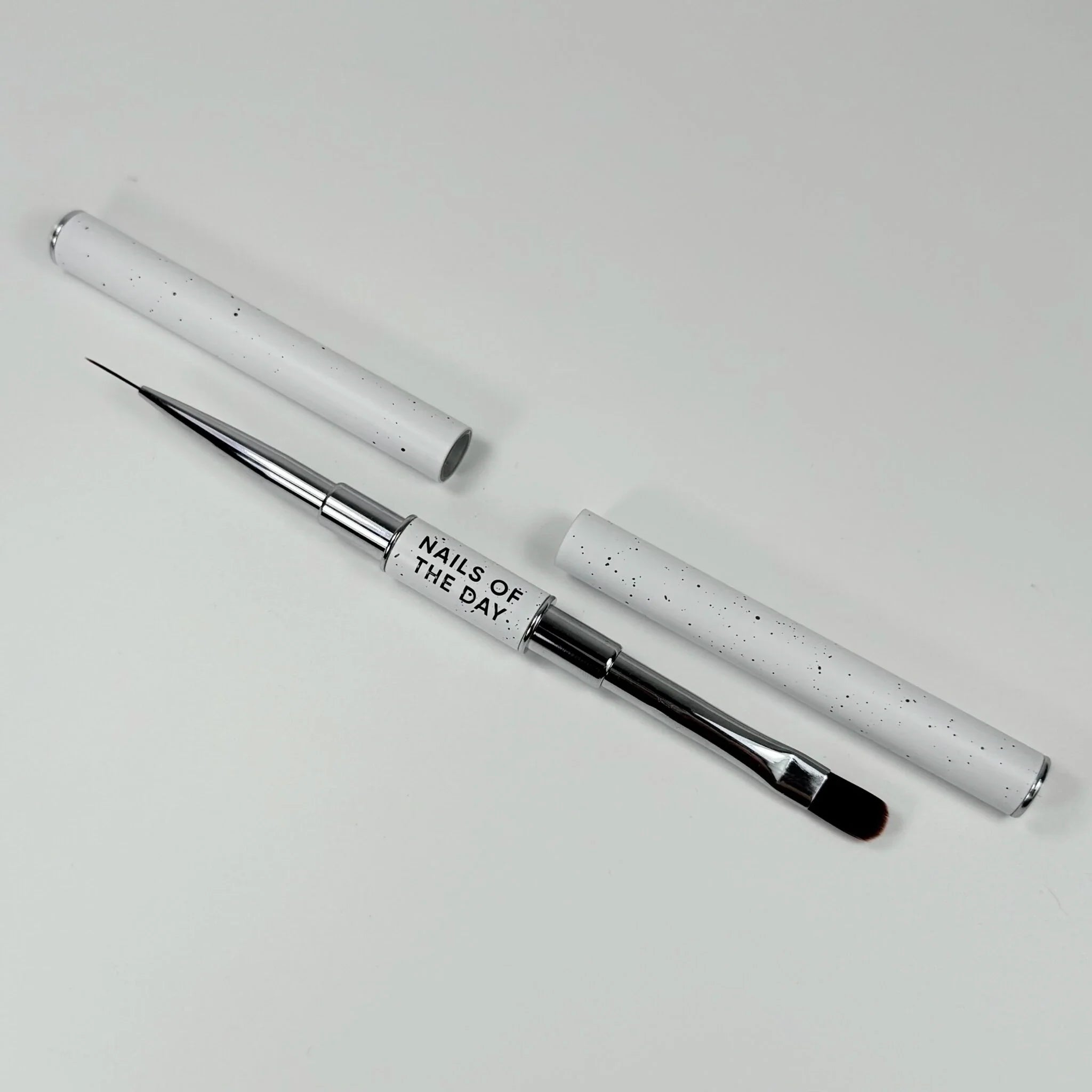 NAILSOFTHEDAY Professional Brush 2-in-1: Liner + Oval — pincel profesional metálico de doble cara con tapas, diseñado para trazos finos y para la aplicación de gel. Liner de 11 mm + óvalo plano de 11 mm.
