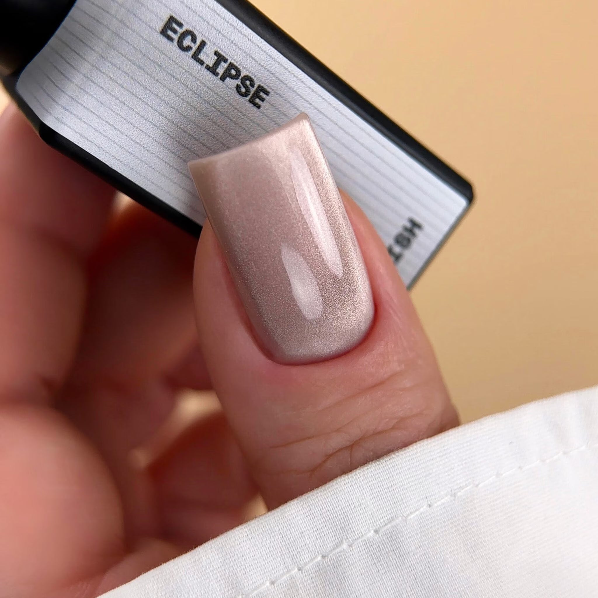 BIBLIOTEKA Esmalte Cat Eye Nº 16 Eclipse — Gris plateado, 10 ml