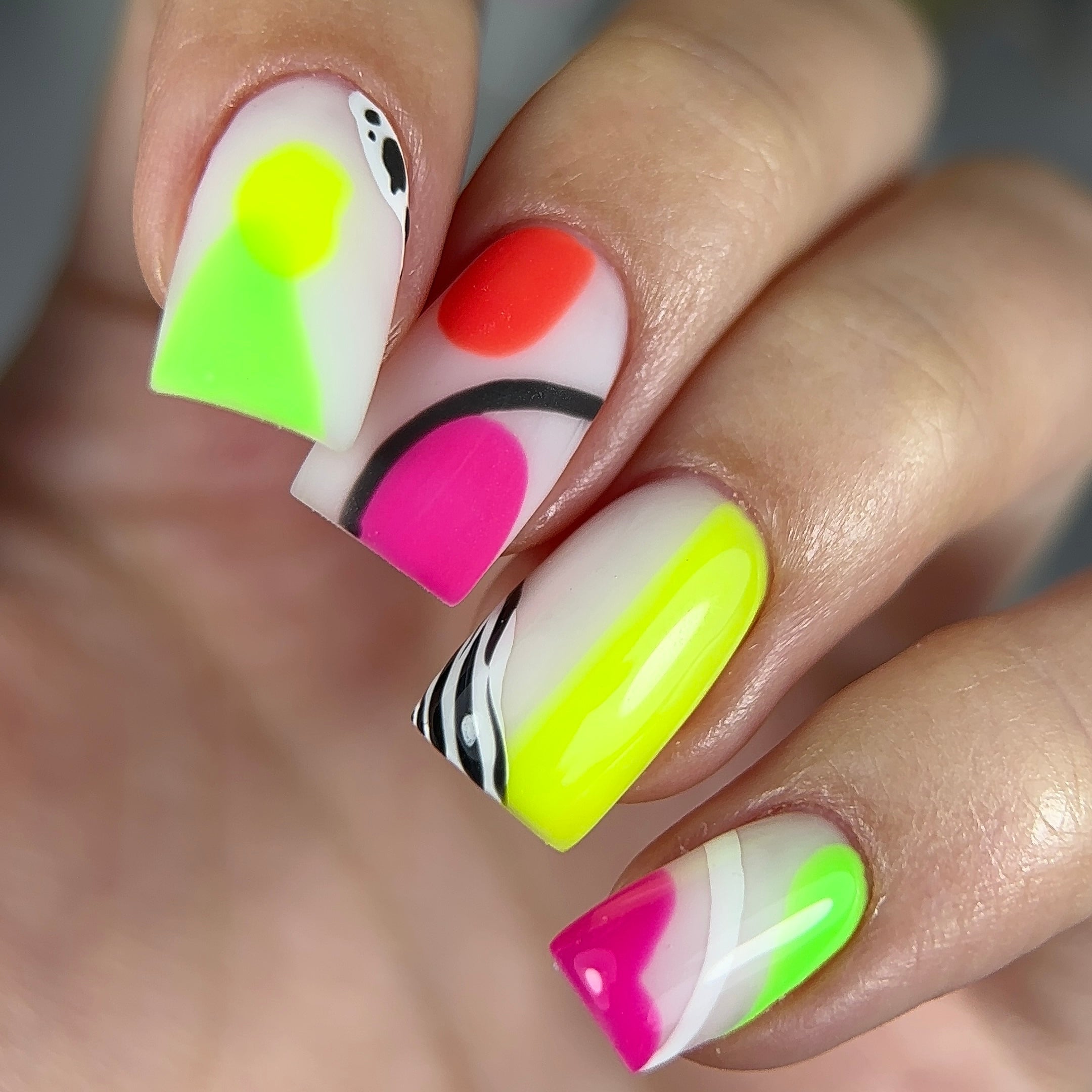 NAILSOFTHEDAY Let's Special Barbie: un esmalte semipermanente especial de color rosa neón que se superpone en una capa, 10 ml