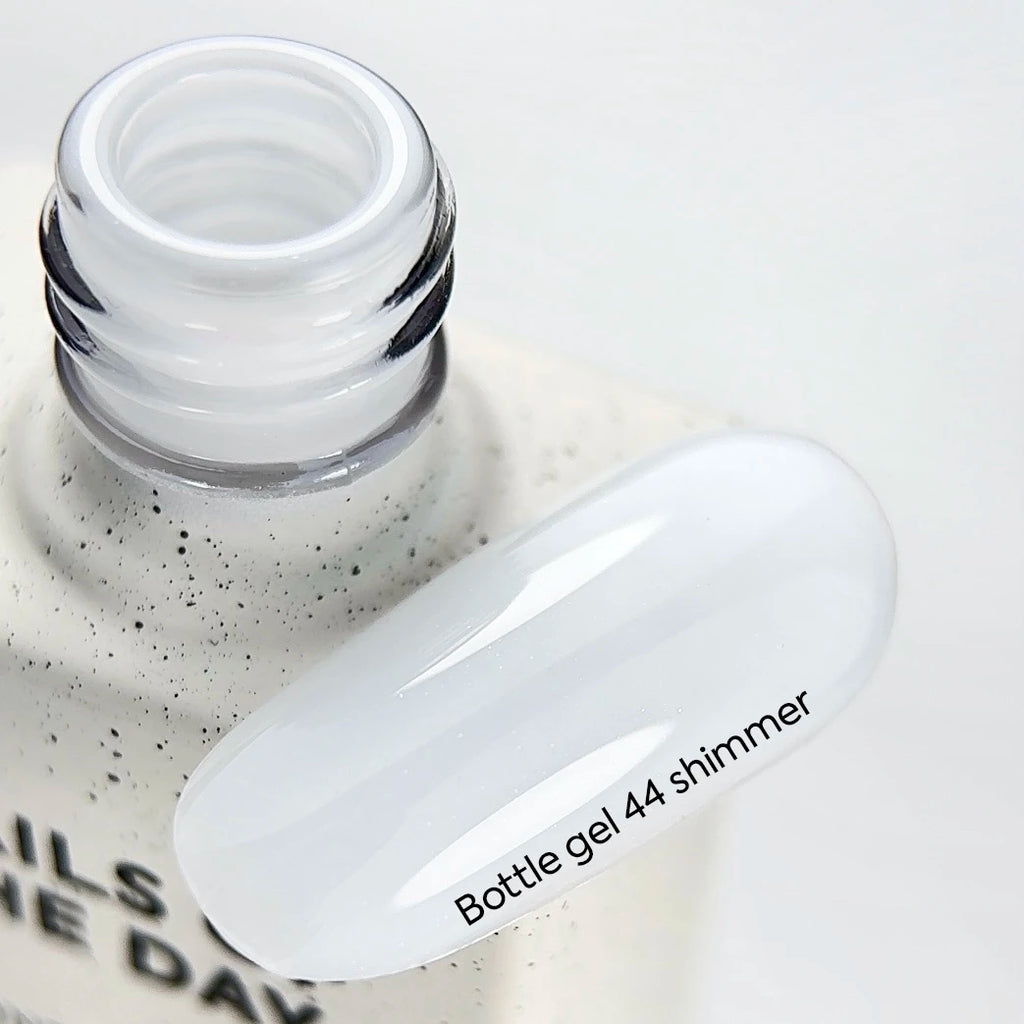 NAILSOFTHEDAY Bottle Gel 44 Shimmer — gel ultrarresistente blanco con shimmer plateado para reforzar las uñas, 10 ml