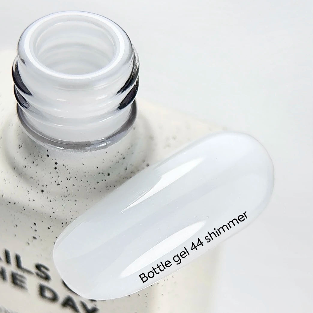 NAILSOFTHEDAY Bottle Gel 44 Shimmer — gel ultrarresistente blanco con shimmer plateado para reforzar las uñas, 10 ml