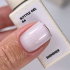 NAILSOFTHEDAY Bottle Gel 44 Shimmer — gel ultrarresistente blanco con shimmer plateado para reforzar las uñas, 10 ml