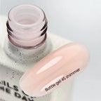 NAILSOFTHEDAY Bottle Gel 45 Shimmer — gel ultrarresistente beige lechoso con shimmer plateado para reforzar las uñas, 10 ml
