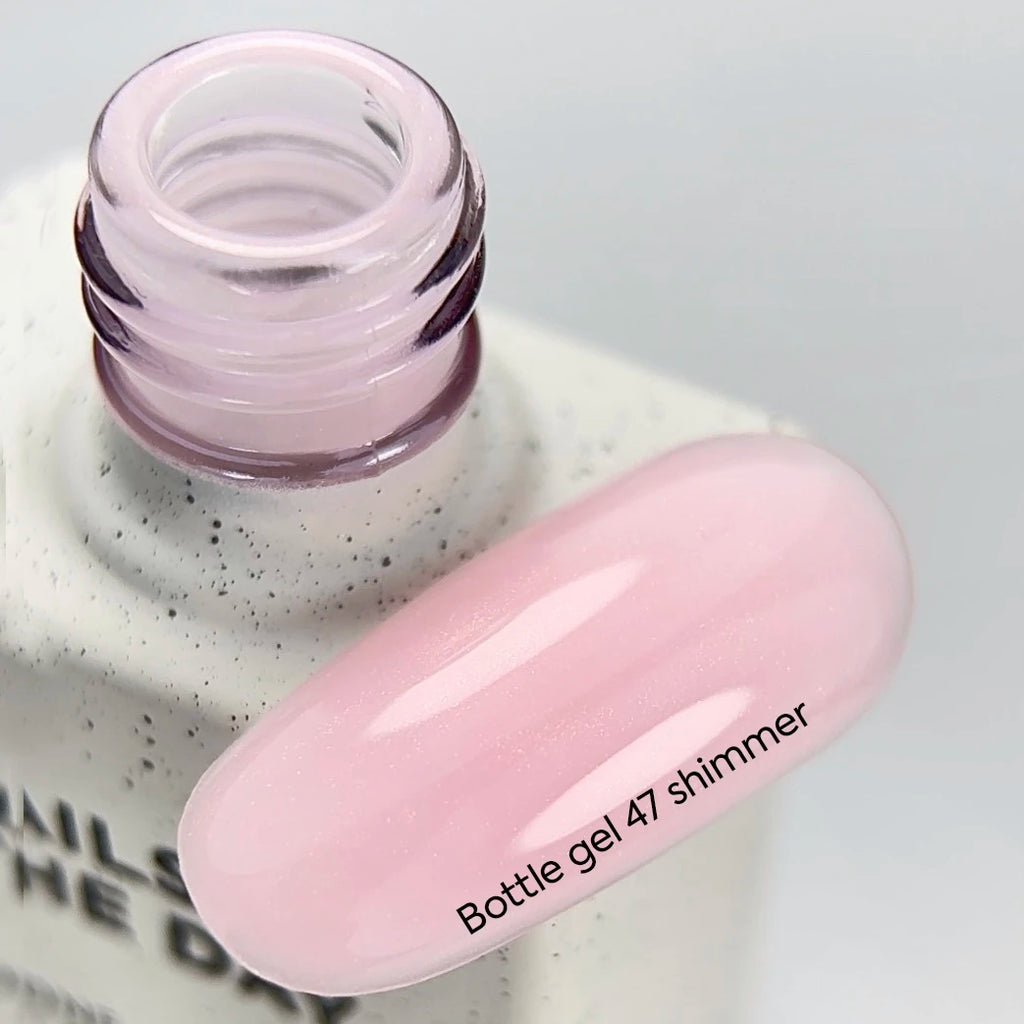 NAILSOFTHEDAY Bottle Gel 47 Shimmer — gel ultrarresistente rosa lechoso con shimmer rosa para reforzar las uñas, 10 ml