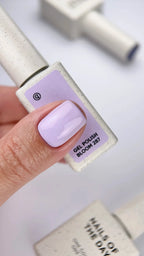 NAILSOFTHEDAY Gel polish Bloom 287 — delicado tono lila con cobertura total en una sola capa, 10 ml.