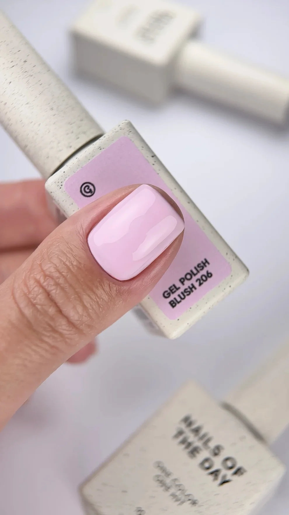 NAILSOFTHEDAY Gel polish Blush 206 — delicado tono rosa con cobertura total en una sola capa, 10 ml.
