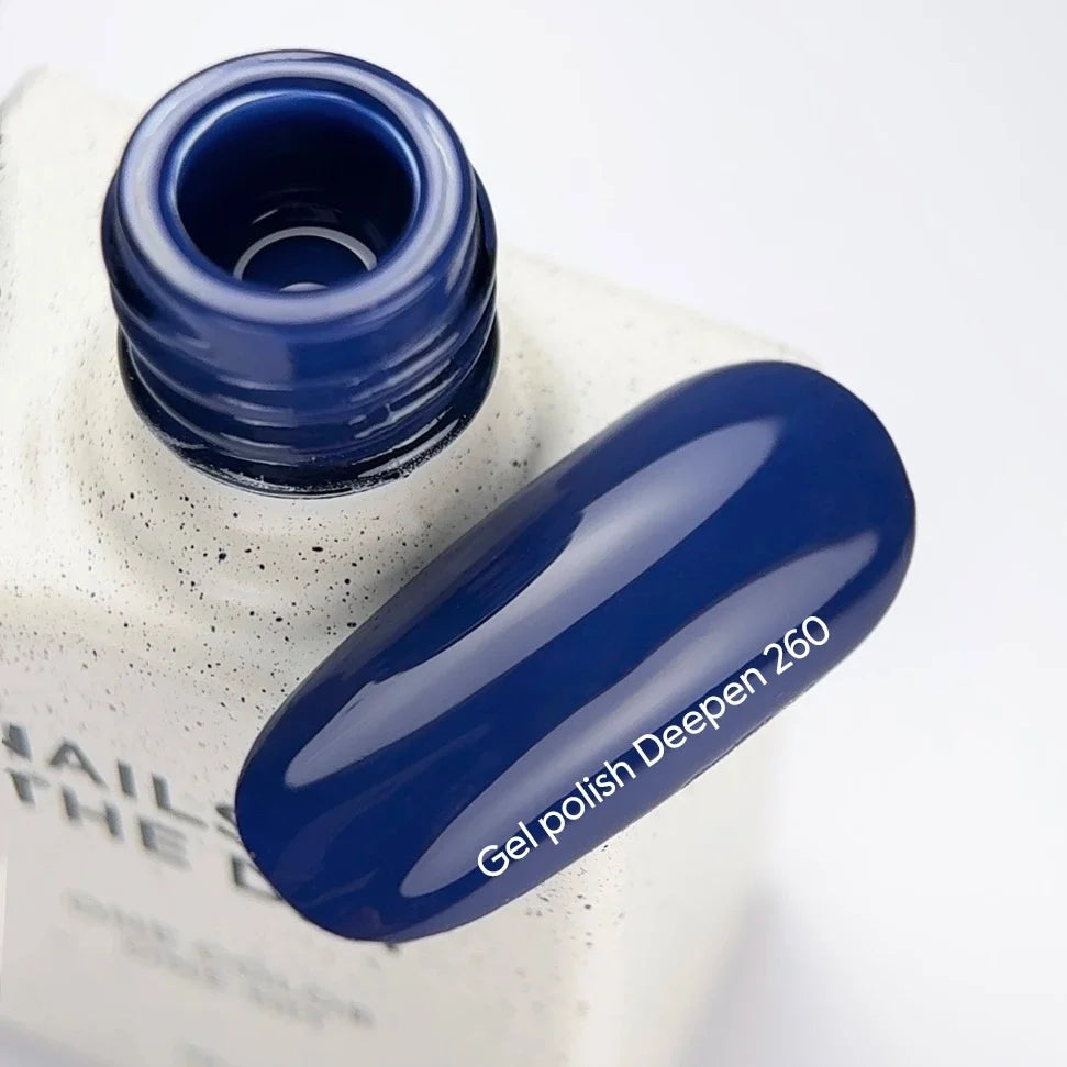 NAILSOFTHEDAY Gel polish Deepen 260 — tono azul profundo con cobertura total en una sola capa, 10 ml.