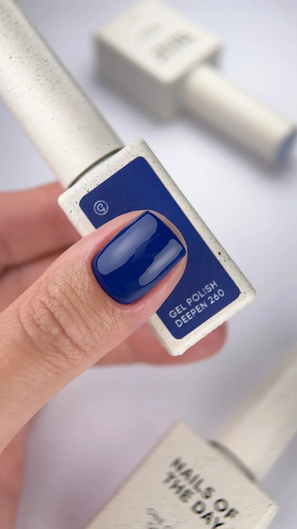 NAILSOFTHEDAY Gel polish Deepen 260 — tono azul profundo con cobertura total en una sola capa, 10 ml.