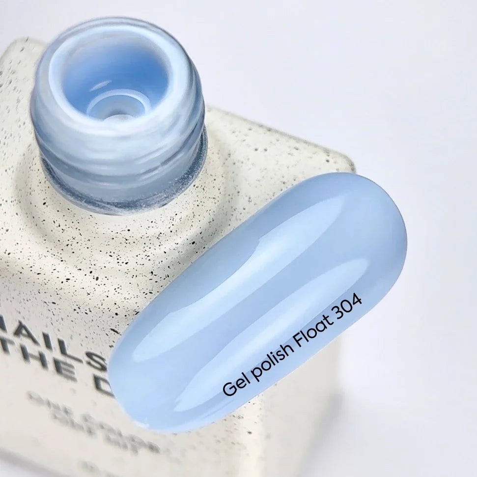 NAILSOFTHEDAY Gel polish Float 304 — tono azul cielo con cobertura total en una sola capa, 10 ml.