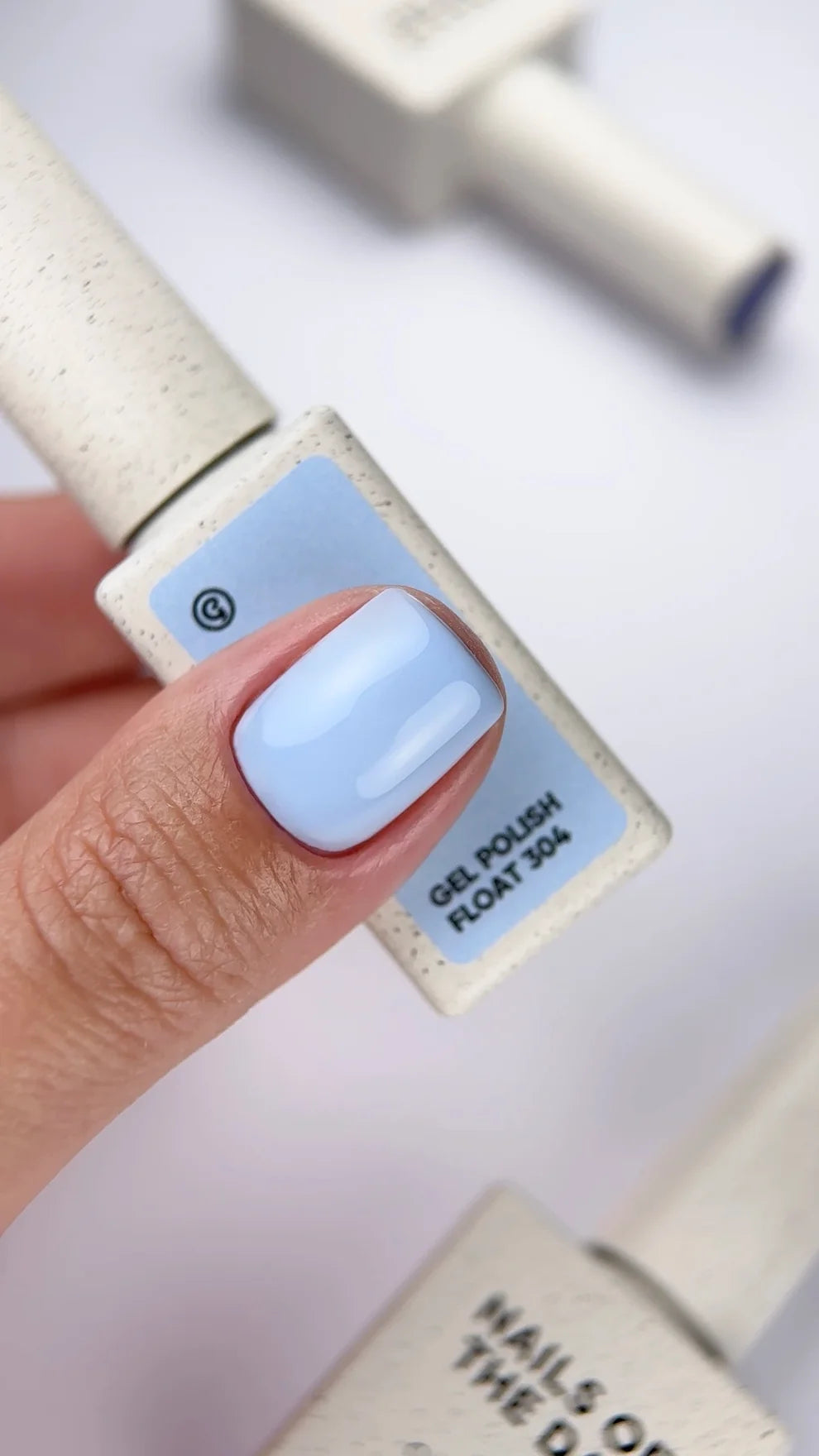 NAILSOFTHEDAY Gel polish Float 304 — tono azul cielo con cobertura total en una sola capa, 10 ml.