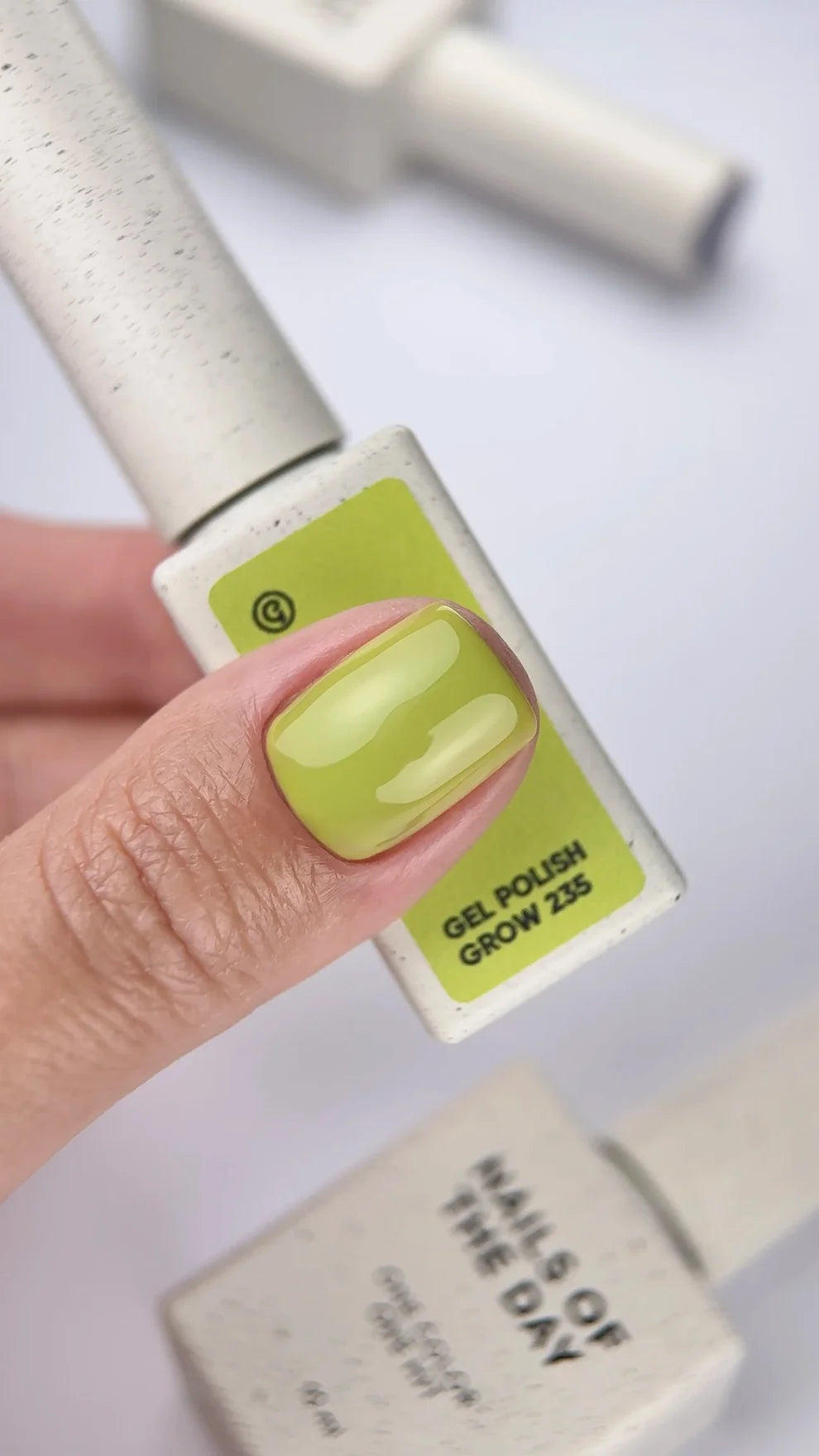 NAILSOFTHEDAY Gel polish Grow 235 — tono verde con cobertura total en una sola capa, 10 ml.