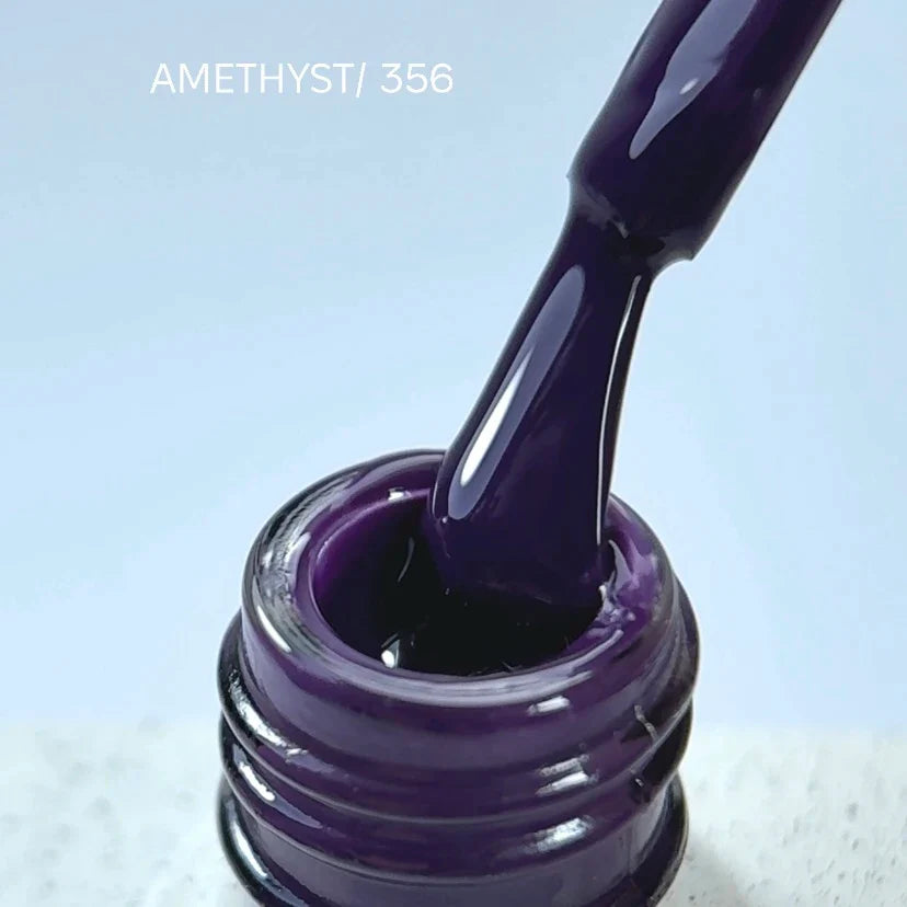 NAILSOFTHEDAY Gel Polish Amethyst — esmalte semipermanente en tono púrpura amatista oscuro con cobertura completa en una sola capa. 10 ml.