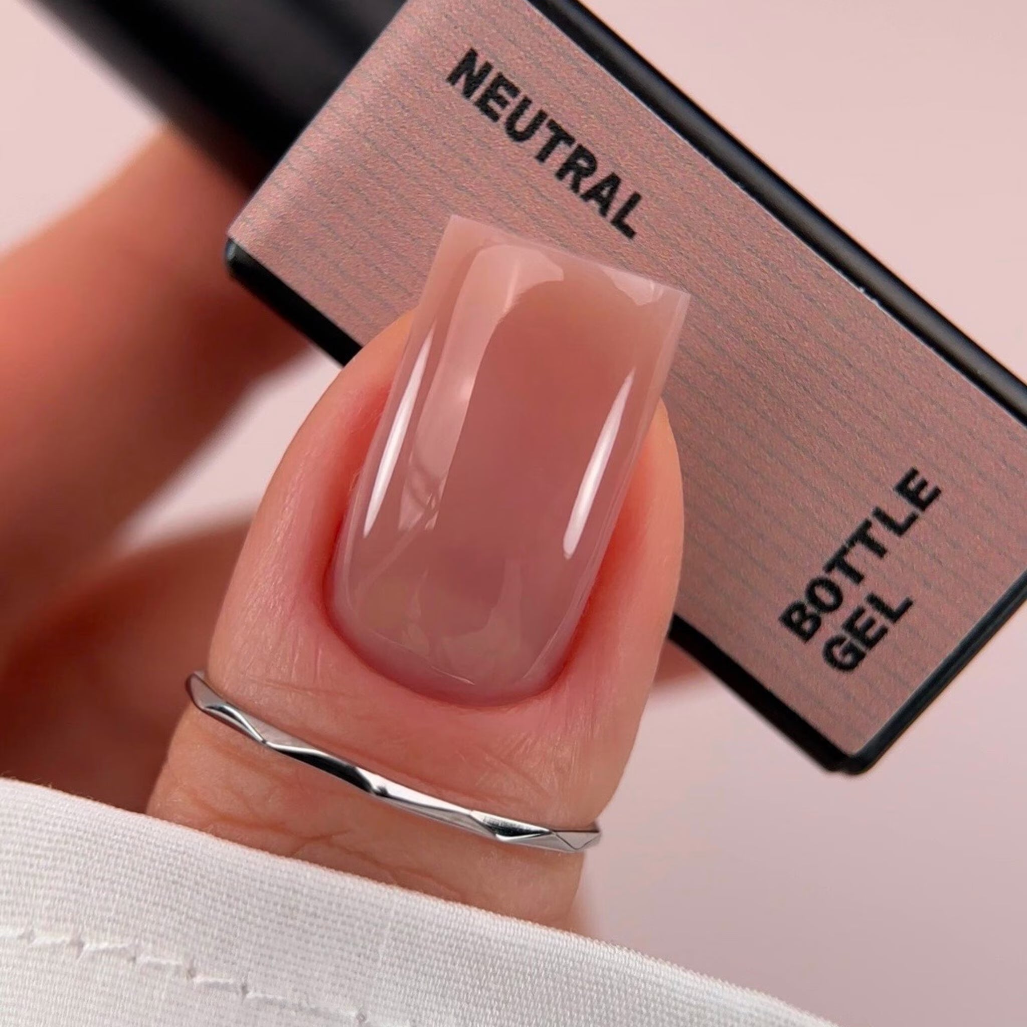 BIBLIOTEKA Bottle Gel Nº 07 Neutral — gel constructor en tono beige neutro, 10 ml.