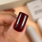 NAILSOFTHEDAY Gel Polish Burgundy — esmalte semipermanente de tono burdeos intenso con cobertura completa en una sola capa. 10 ml.