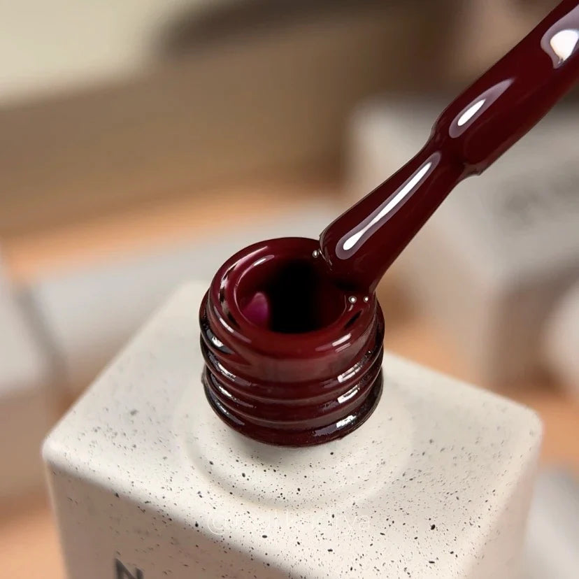 NAILSOFTHEDAY Gel Polish Burgundy — esmalte semipermanente de tono burdeos intenso con cobertura completa en una sola capa. 10 ml.