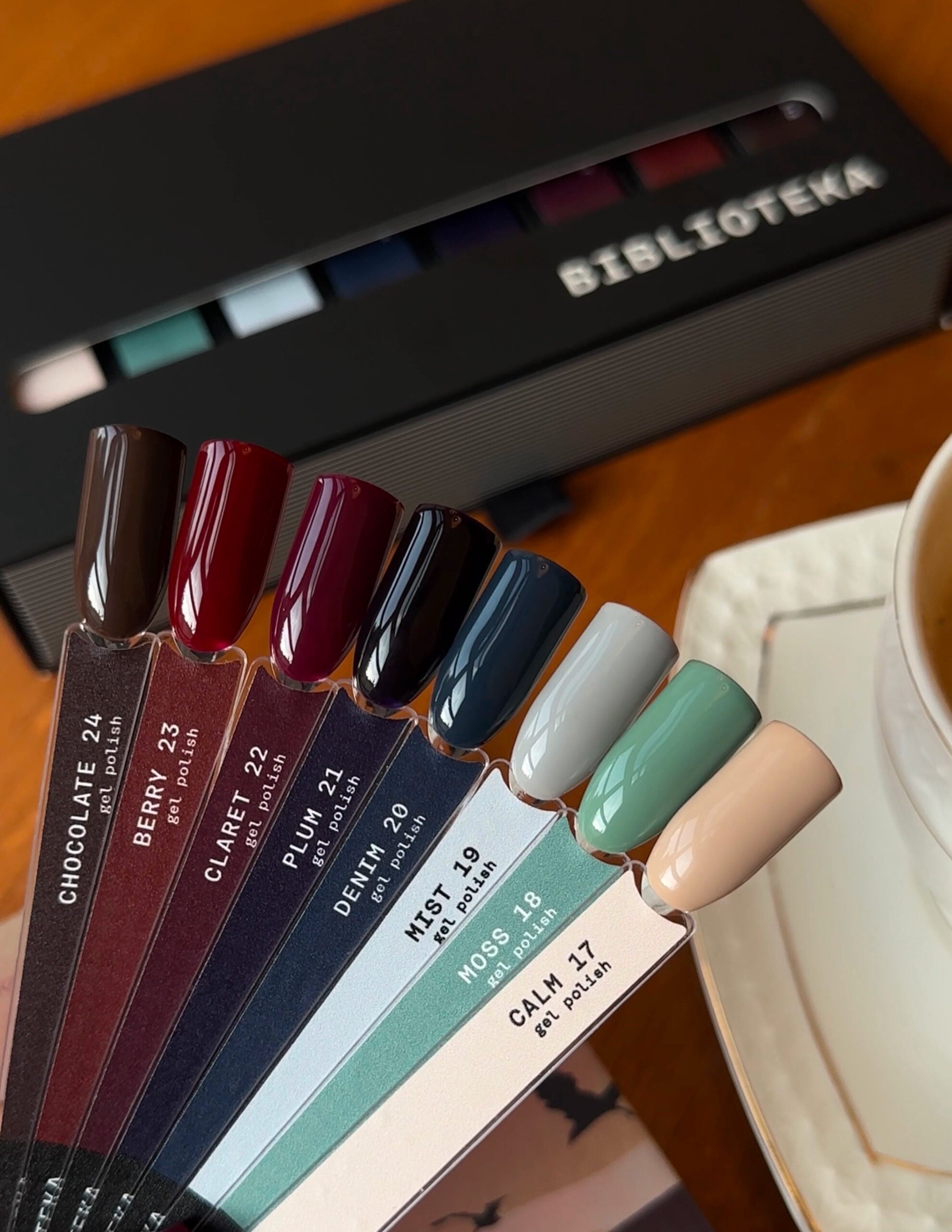 BIBLIOTEKA Set de esmaltes WARM LAYERS № 17-24