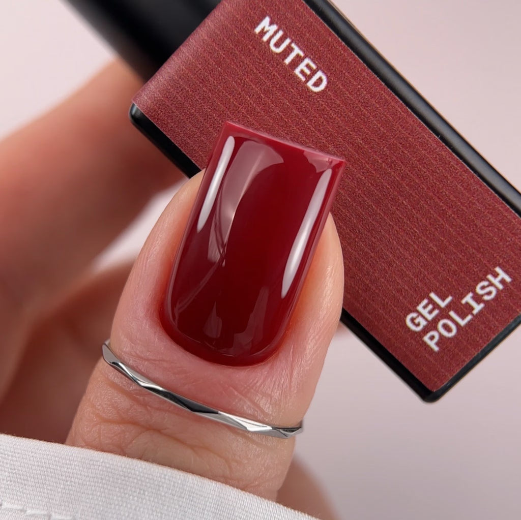 BIBLIOTEKA Esmalte Semipermanente Nº61 Muted – burdeos con subtono cálido, 10 ml