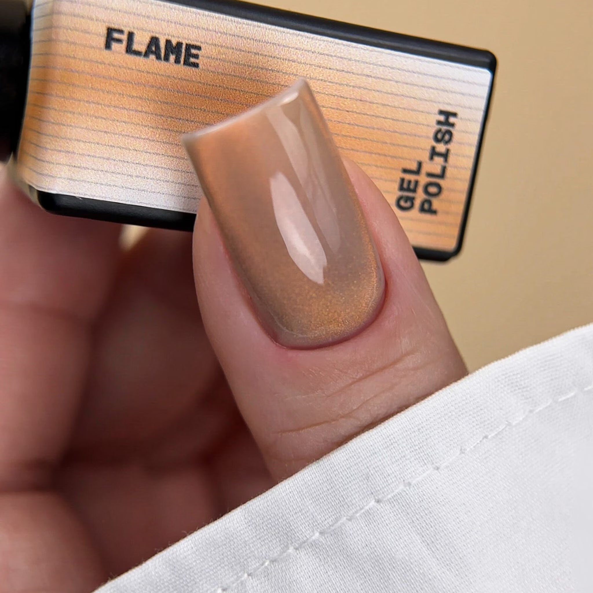 BIBLIOTEKA Esmalte Cat Eye Nº 11 Flame — Cobre anaranjado, 10 ml