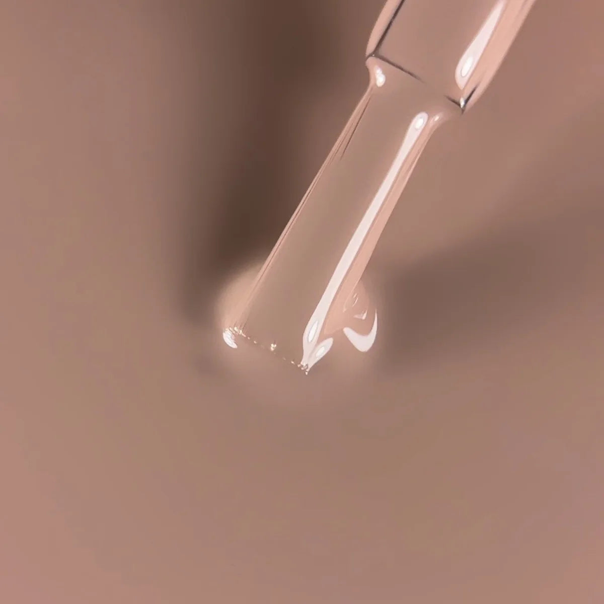 BIBLIOTEKA Esmalte Nº 34 Clay — Tono tierra suave, 10 ml