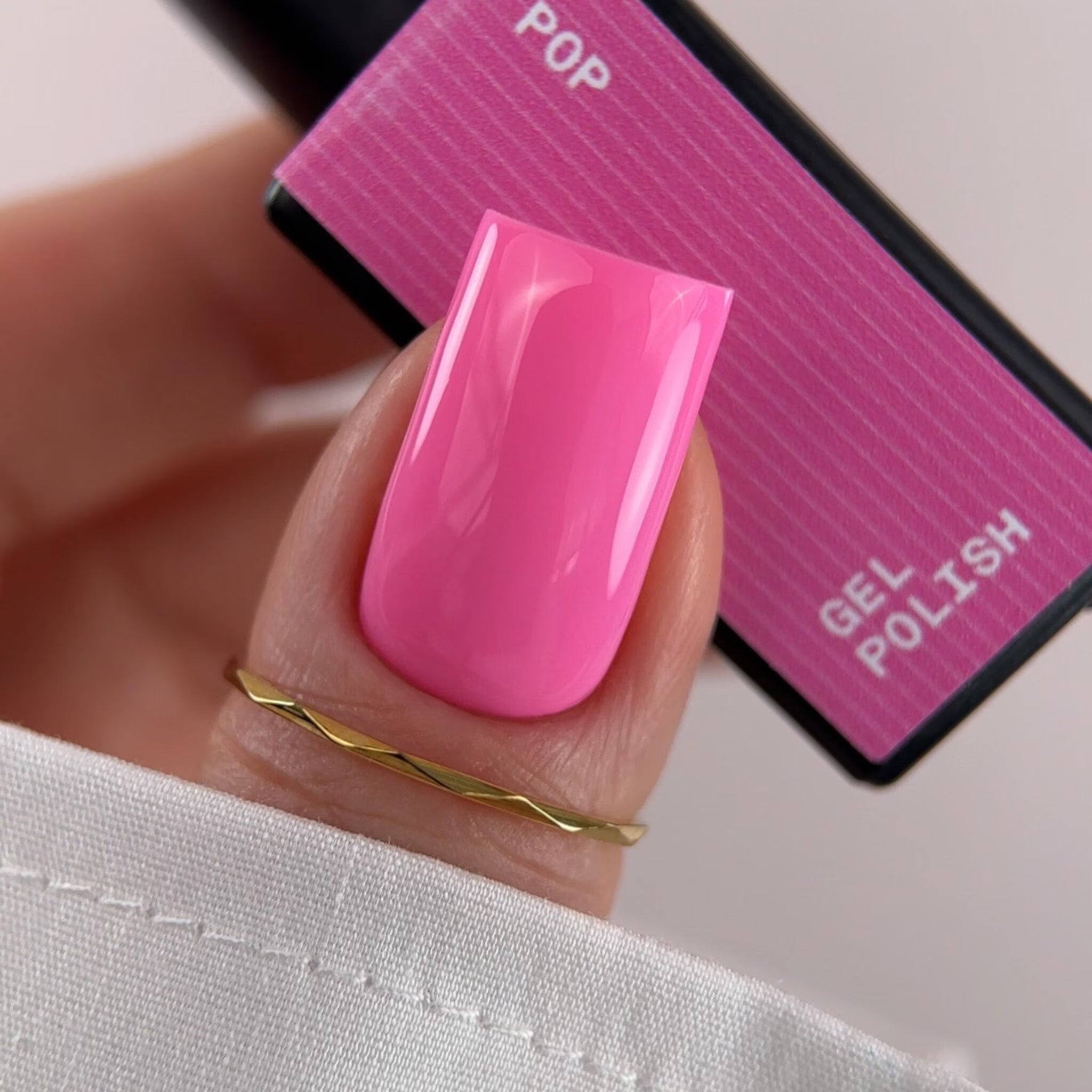 BIBLIOTEKA Esmalte Semipermanente Nº 66 Fever — fucsia intenso, 10 ml.