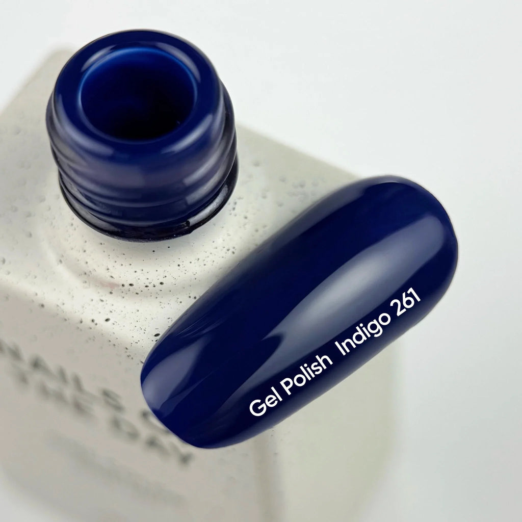 NAILSOFTHEDAY Gel Polish Indigo — esmalte semipermanente azul índigo intenso con cobertura completa en una sola capa. 10 ml.