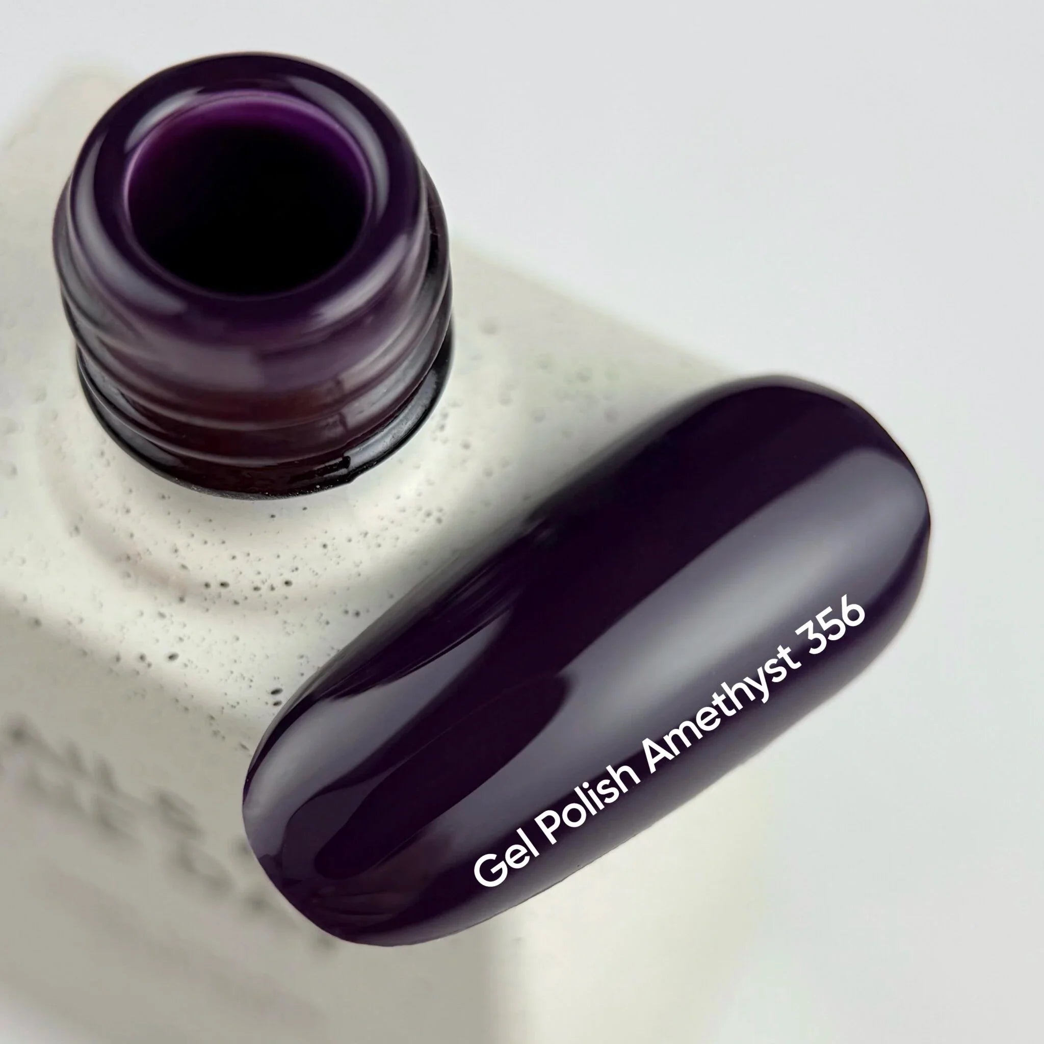 NAILSOFTHEDAY Gel Polish Amethyst — esmalte semipermanente en tono púrpura amatista oscuro con cobertura completa en una sola capa. 10 ml.