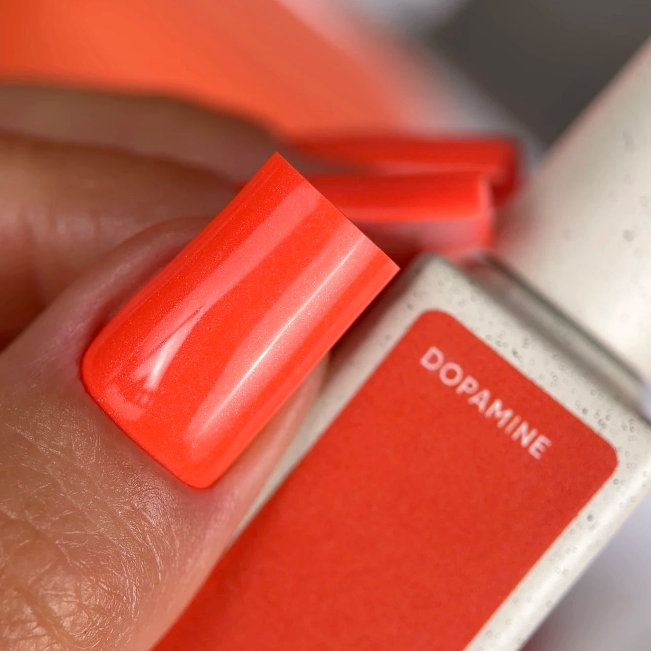NAILSOFTHEDAY Color of the Month Junio 2026 Dopamine — frambuesa anaranjado con un ligero brillo, cubre en una capa, 10 ml