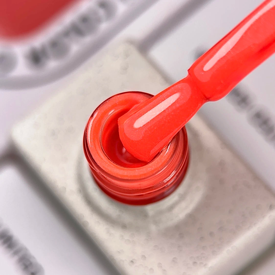 NAILSOFTHEDAY Color of the Month Junio 2026 Dopamine — frambuesa anaranjado con un ligero brillo, cubre en una capa, 10 ml