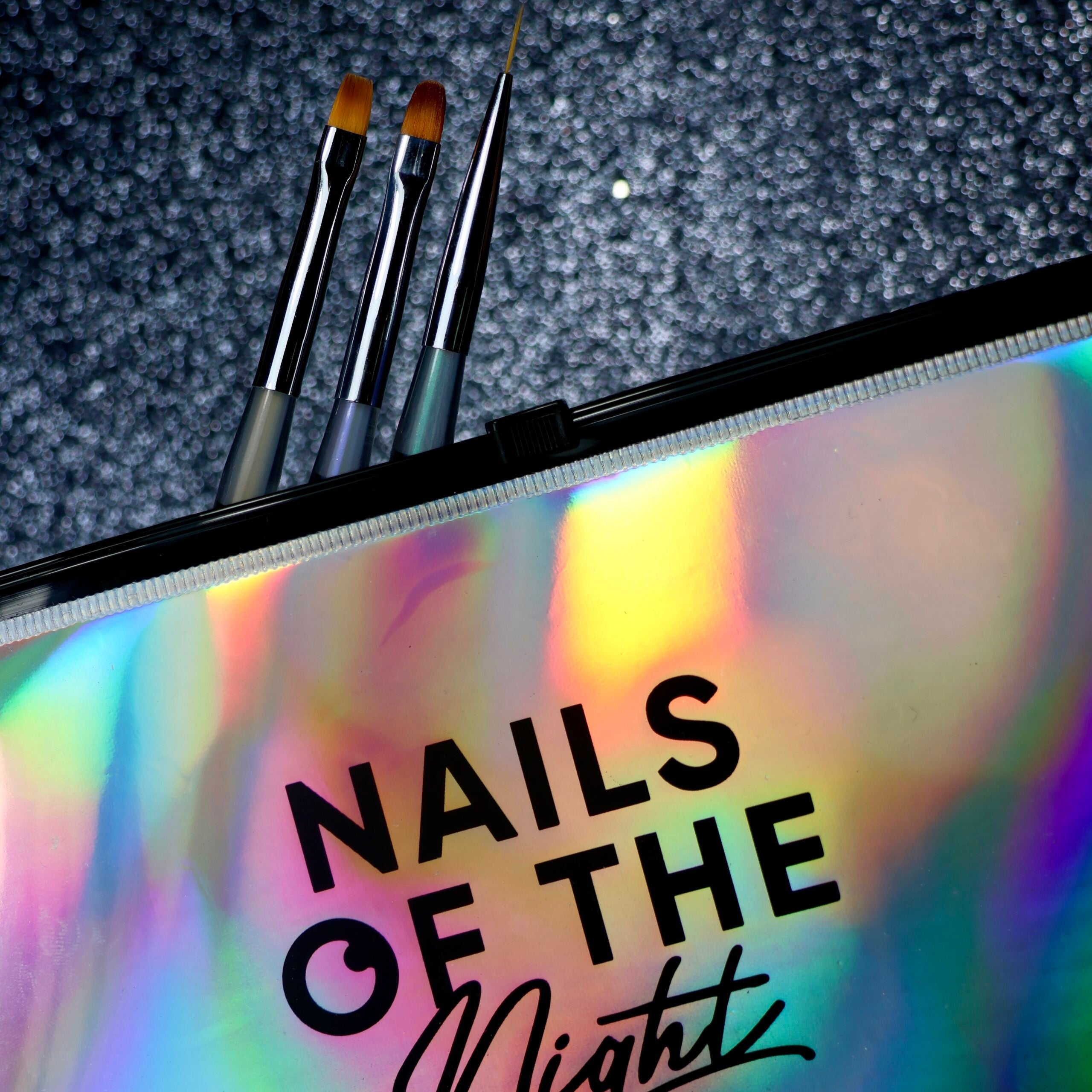 NAILSOFTHENIGHT Nail Art Brush, un pincel cuadrado con un cómodo mango transparente con efecto iridiscente
