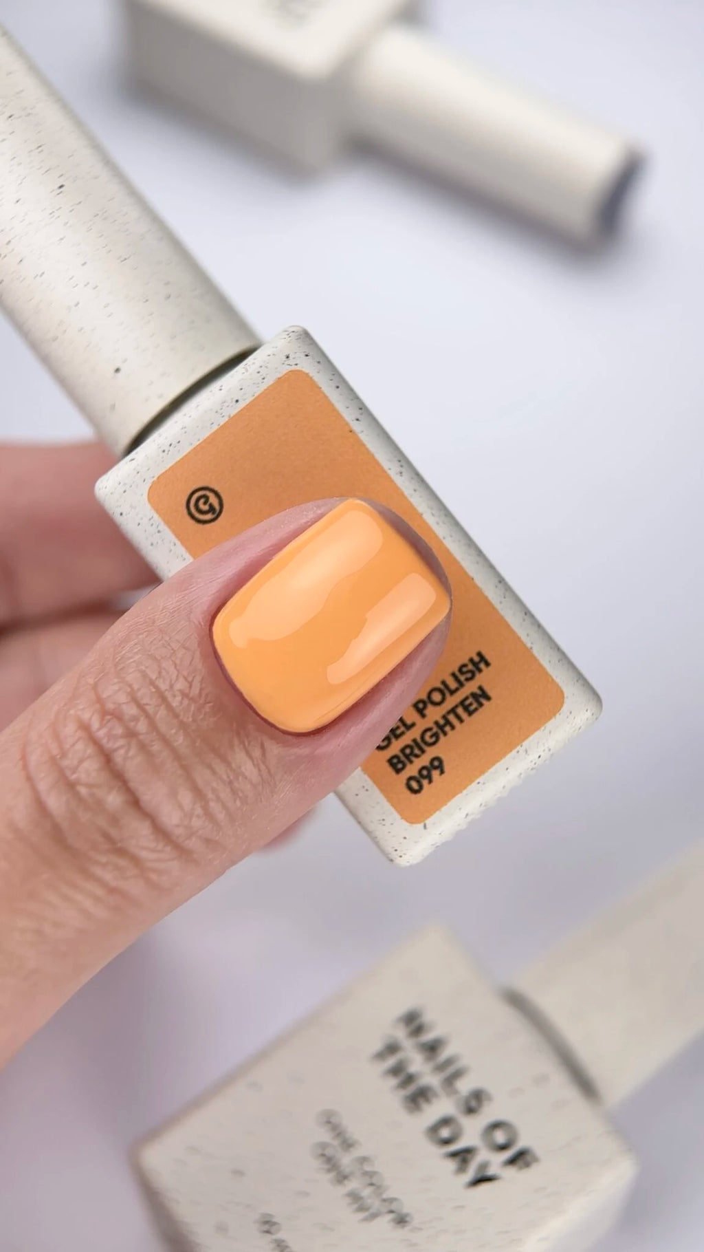 NAILSOFTHEDAY Gel Polish Brighten 099 — esmalte semipermanente naranja pastel, cubre en una capa, 10 ml
