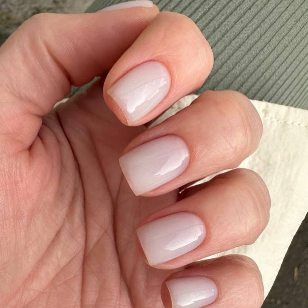 Nailsoftheday Cover Base NEW Formula Milk 01 - base camuflaje semitransparente de tono frío lechoso, 10 ml.