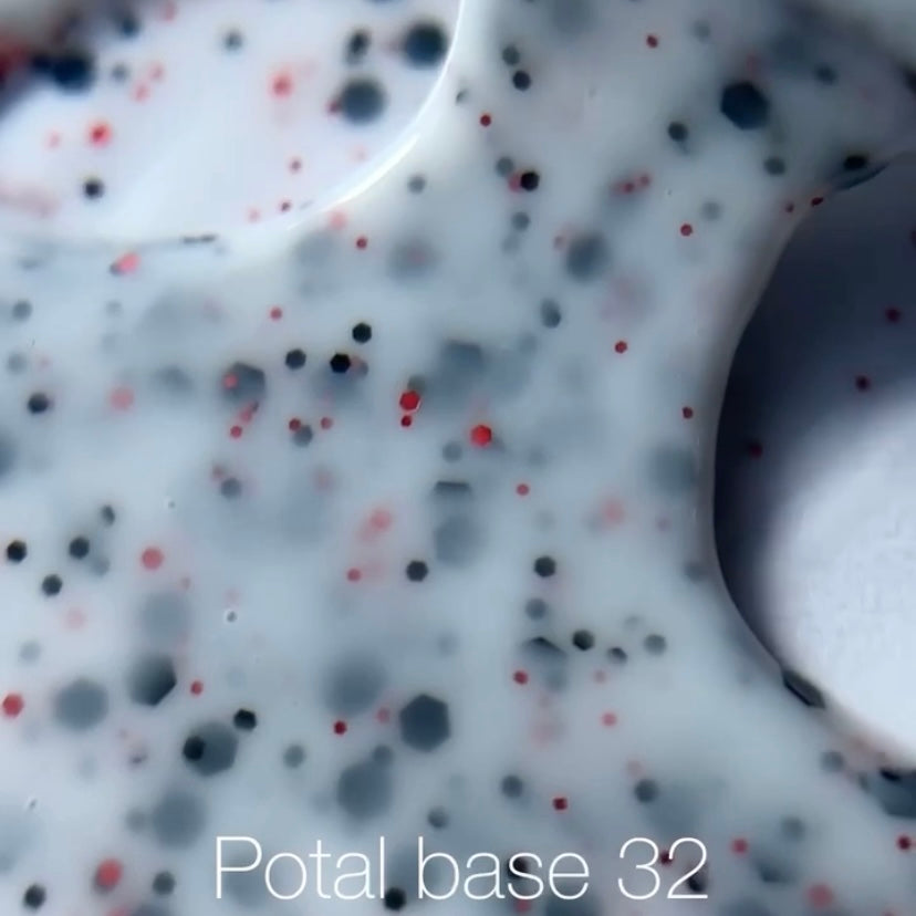 NAILSOFTHEDAY Potal base 32 — base lechosa con brillos negros y rojos, 10 ml
