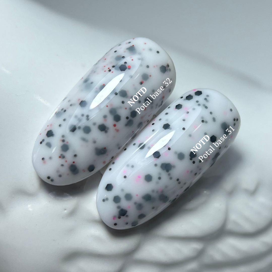 NAILSOFTHEDAY Potal base 32 — base lechosa con brillos negros y rojos, 10 ml