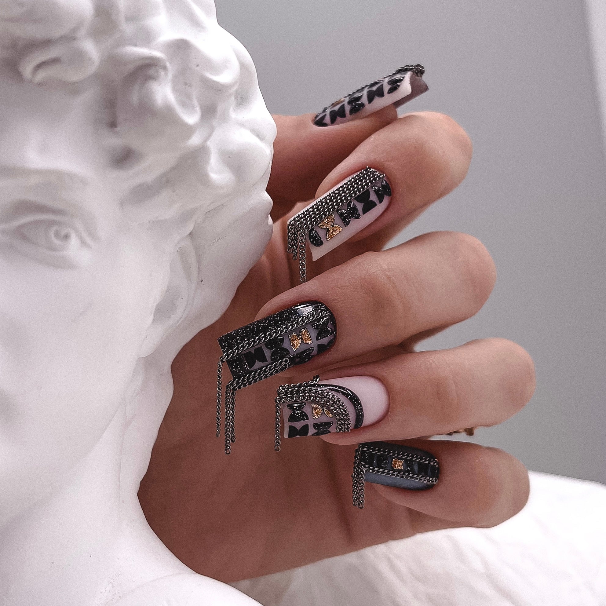 NAILSOFTHENIGHT Manhattan gel polish -  esmalte semipermanente reflectante negro con brillo holográfico para uñas, 10 ml