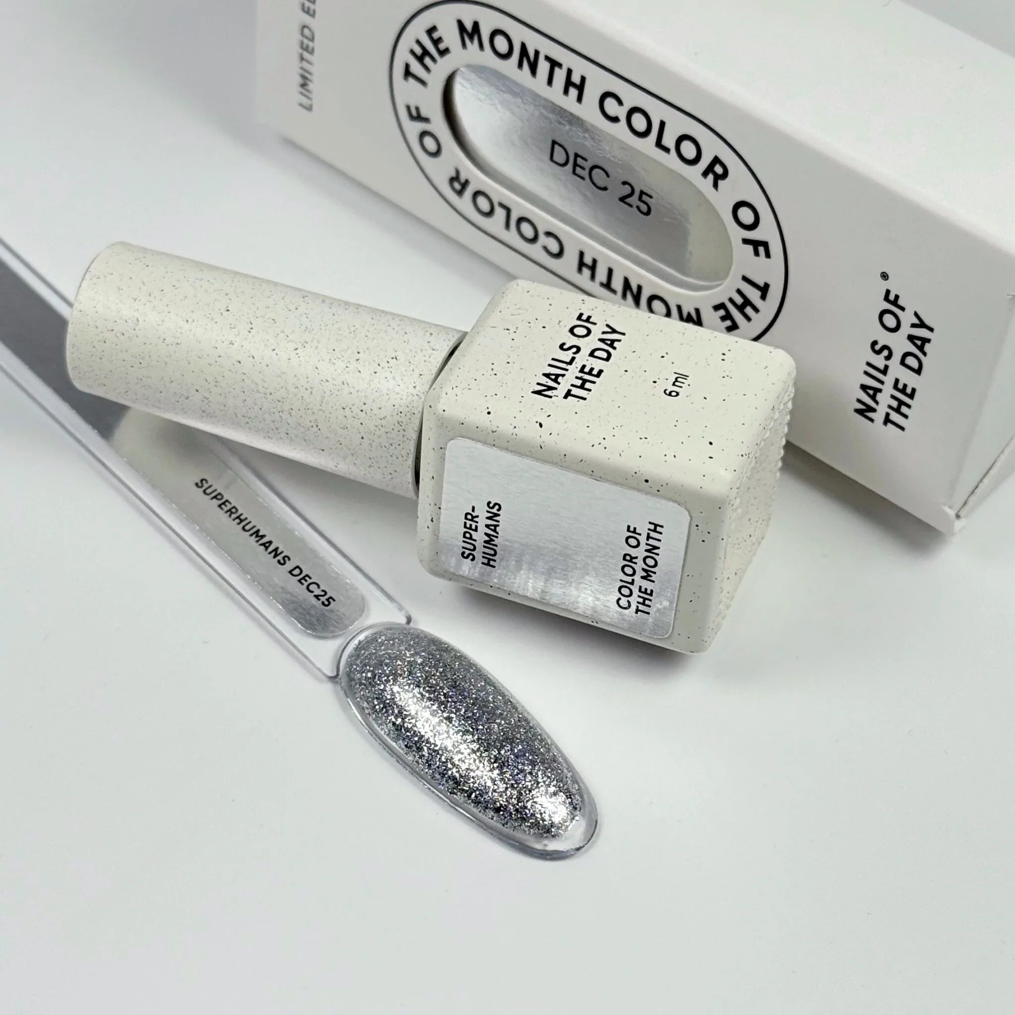 NAILSOFTHEDAY Color of the Month Diciembre 2025 SUPERHUMANS — tono acero con pan de plata, cobertura completa en una sola capa, 6 ml