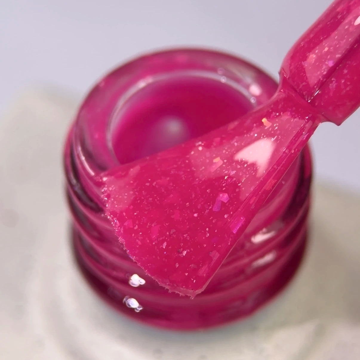 NAILSOFTHEDAY Color of the Month August 2026 CHRIN – fucsia con pan de oro y shimmer, cobertura en una sola capa, 10 ml