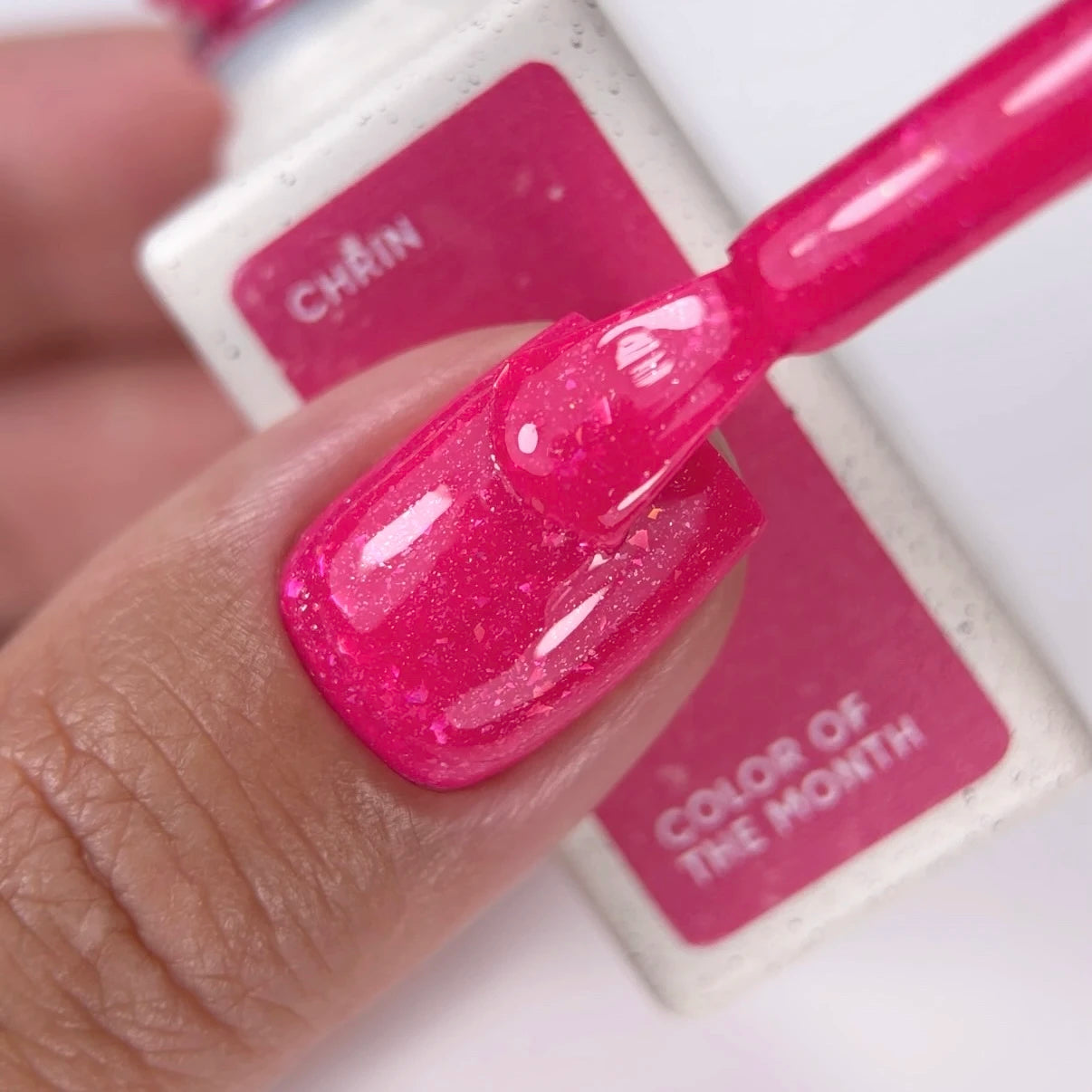 NAILSOFTHEDAY Color of the Month August 2026 CHRIN – fucsia con pan de oro y shimmer, cobertura en una sola capa, 10 ml