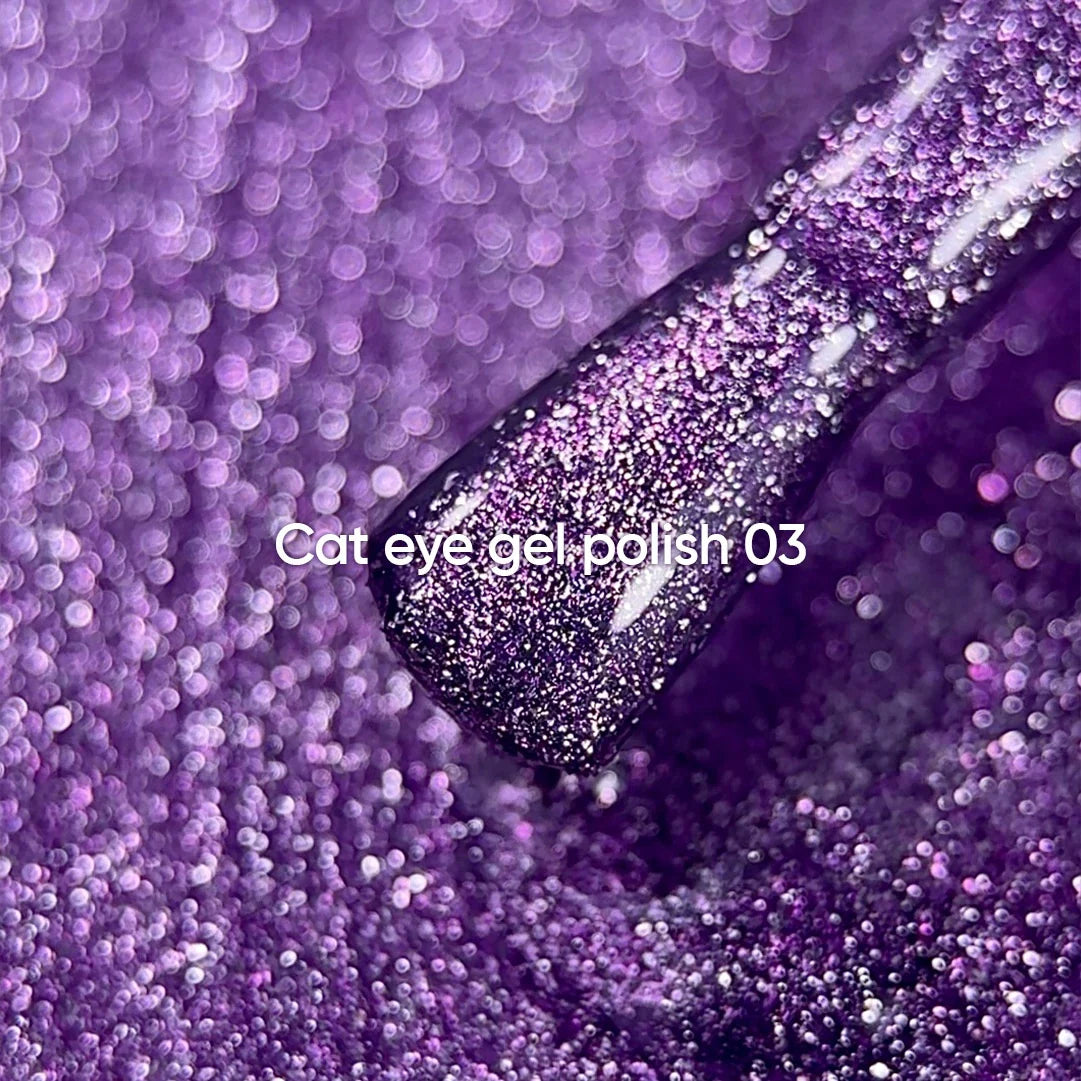 NAILSOFTHEDAY Gel Polish Cat Eye 03 — esmalte semipermanente lila efecto ojo de gato con partículas metálicas finas y un ligero efecto reflectante. Cobertura total en una sola capa. 6 ml.