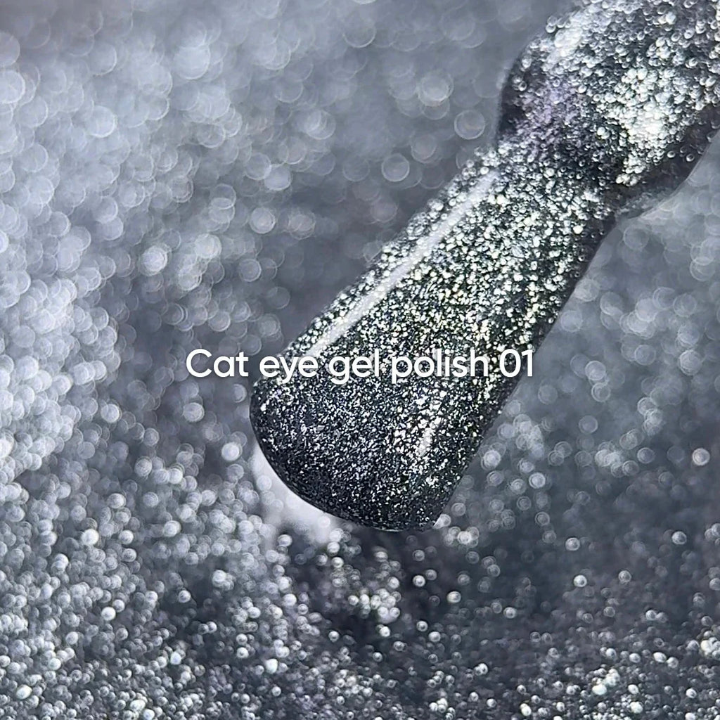 NAILSOFTHEDAY Gel Polish Cat Eye 01 — esmalte semipermanente plateado efecto ojo de gato con partículas metálicas finas y un ligero efecto reflectante. Cobertura total en una sola capa. 6 ml.