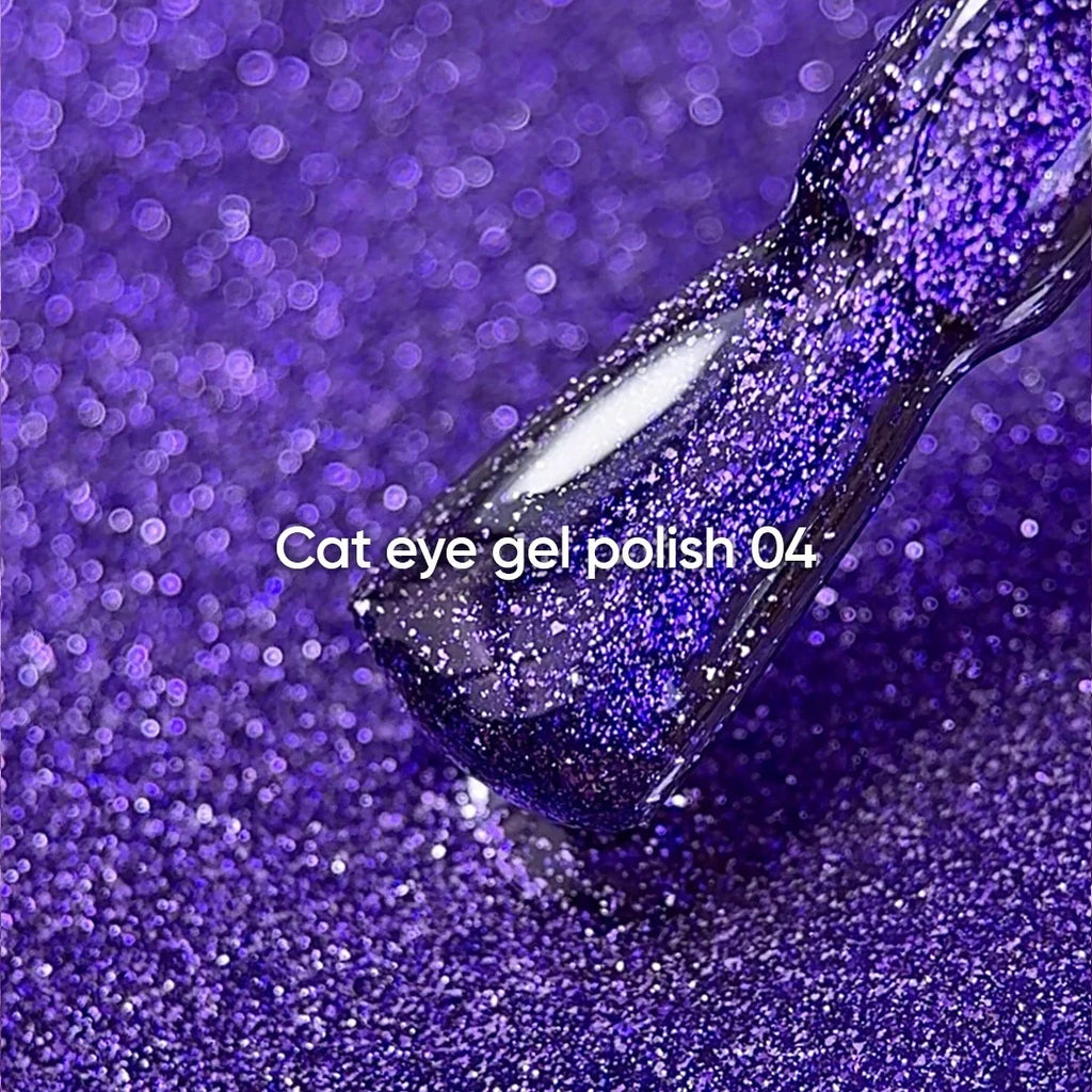 NAILSOFTHEDAY Gel Polish Cat Eye 04 — esmalte semipermanente morado oscuro efecto ojo de gato con partículas metálicas finas y un ligero efecto reflectante. Cobertura total en una sola capa. 6 ml.