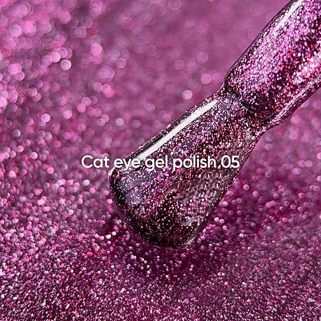 NAILSOFTHEDAY Gel Polish Cat Eye 05 — esmalte semipermanente rosa oscuro efecto ojo de gato con partículas metálicas finas y un ligero efecto reflectante. Cobertura total en una sola capa. 6 ml.
