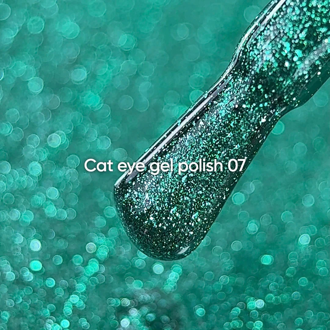 NAILSOFTHEDAY Gel Polish Cat Eye 07 — esmalte semipermanente verde efecto ojo de gato con partículas metálicas finas y un ligero efecto reflectante. Cobertura total en una sola capa. 6 ml.