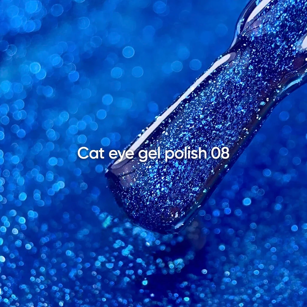 NAILSOFTHEDAY Gel Polish Cat Eye 08 — esmalte semipermanente azul efecto ojo de gato con partículas metálicas finas y un ligero efecto reflectante. Cobertura total en una sola capa. 6 ml.