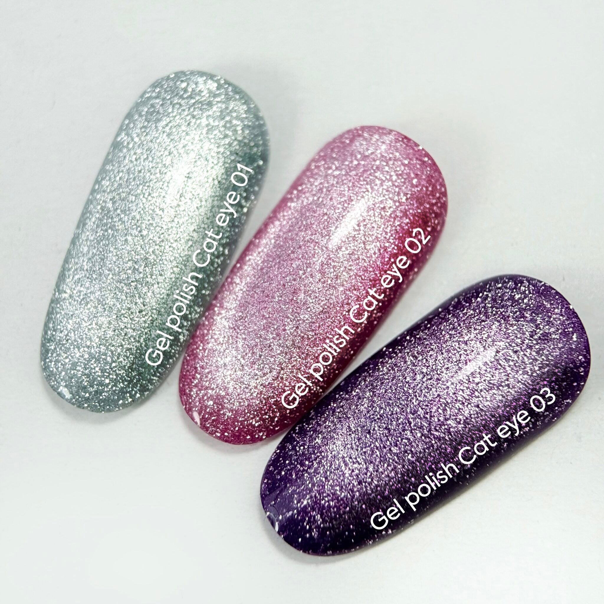 NAILSOFTHEDAY Gel Polish Cat Eye 01 — esmalte semipermanente plateado efecto ojo de gato con partículas metálicas finas y un ligero efecto reflectante. Cobertura total en una sola capa. 6 ml.