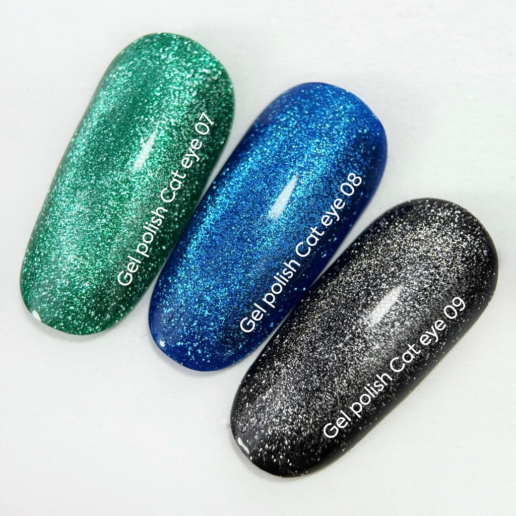 NAILSOFTHEDAY Gel Polish Cat Eye 07 — esmalte semipermanente verde efecto ojo de gato con partículas metálicas finas y un ligero efecto reflectante. Cobertura total en una sola capa. 6 ml.