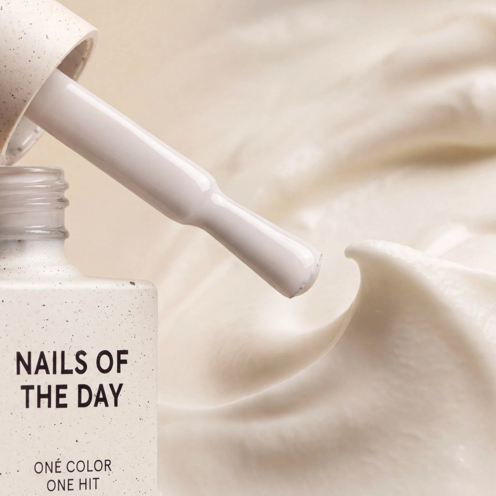 NAILSOFTHEDAY Gel Polish Sour Cream [Smetana] 007 – esmalte blanco crema ligero y aireado, 10 ml
