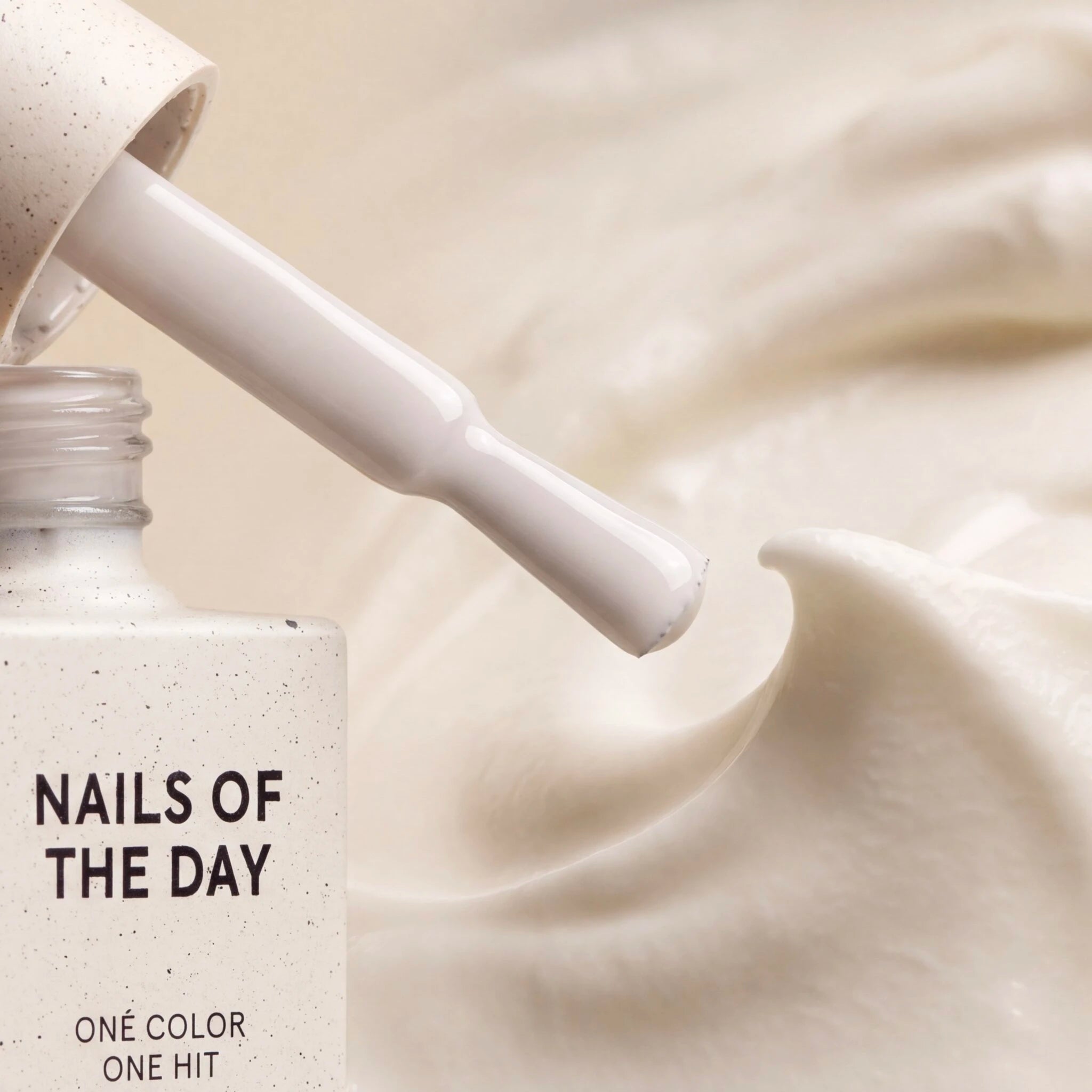 NAILSOFTHEDAY Gel Polish Sour Cream [Smetana] 007 – esmalte blanco crema ligero y aireado, 10 ml