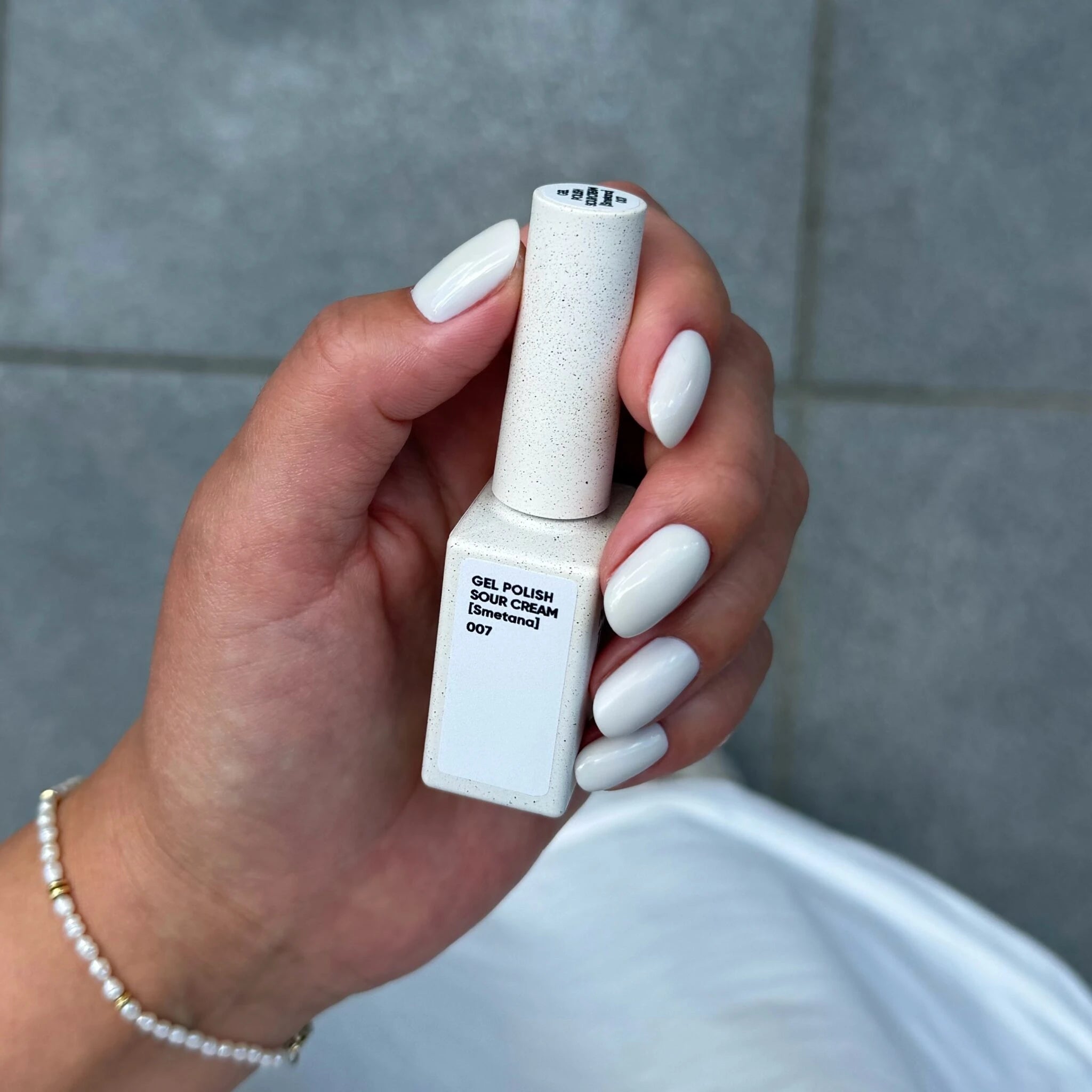 NAILSOFTHEDAY Gel Polish Sour Cream [Smetana] 007 – esmalte blanco crema ligero y aireado, 10 ml