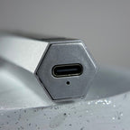 NAILSOFTHEDAY Metal Line Lamp: una linterna de metal con soporte para formas superiores/inferiores